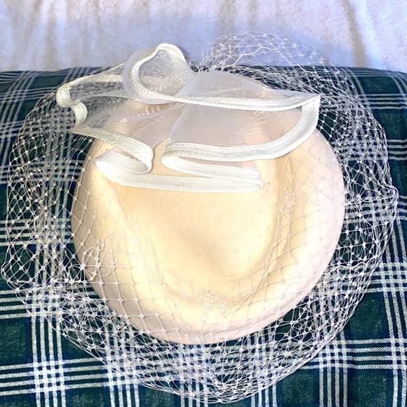 Vintage 1950s Karen Lynn exclusive felt pillbox hat with netting - Picture 2 of 4